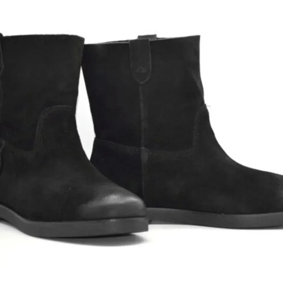 Ugg, size 7 women black ankle boot leather pull-on - Picture 1 of 10